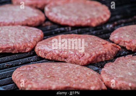 Close up di hamburger gli hamburger sul grill Foto Stock