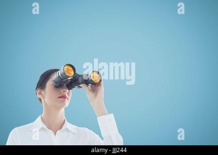 Donna che guarda attraverso il binocolo contro sfondo blu e spazio di copia Foto Stock