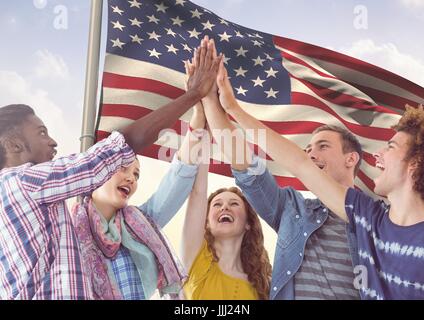 Gli amici di alta fiving insieme contro 3D bandiera americana Foto Stock