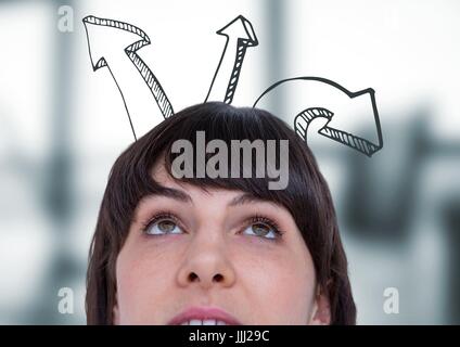 Parte superiore della testa di donna e verso l'alto 3D frecce contro sfocate ufficio grigio Foto Stock