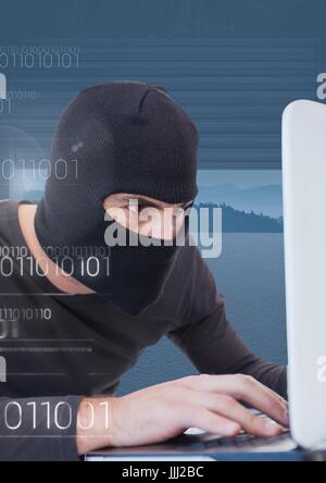 Close up di hacker che lavora sul computer portatile di fronte a sfondo blu Foto Stock