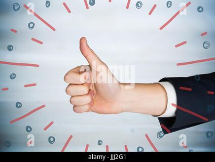 Mano dando pollice in su contro sfocata blu del pannello di legno e rosso blu fuochi d'artificio doodle Foto Stock