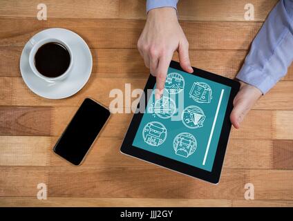 Uomo in possesso di un tablet con travel icone visualizzate sullo schermo Foto Stock