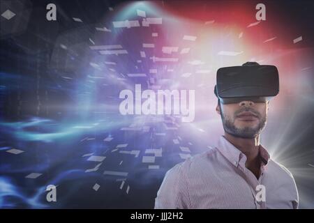 Uomo in cuffia VR cercando contro nero, viola e rosso sfondo galaxy Foto Stock