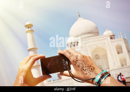 Macchina fotografica in mano rivolto toTaj Mahal. Agra, India Foto Stock