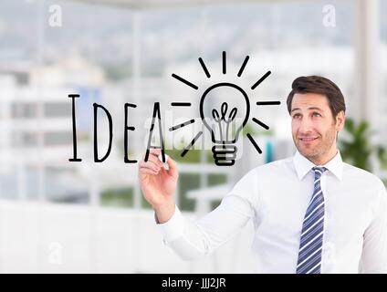 Imprenditore idea di scrittura e disegno di una luce sullo schermo. Egli è in ufficio Foto Stock