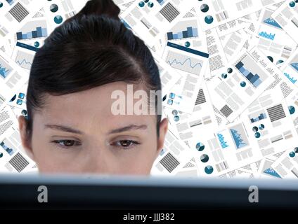 Close up della donna al computer contro uno sfondo del documento Foto Stock