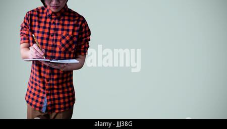 Studente di college con libro contro la luce sfondo blu Foto Stock