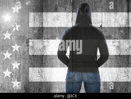 Vista posteriore dell'uomo contro il bianco e nero bandiera americana Foto Stock