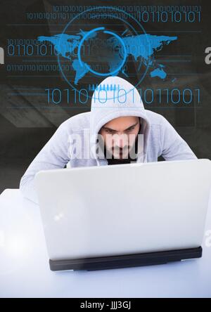 Il pirata informatico utilizza un portatile di fronte a disegni digitali Foto Stock
