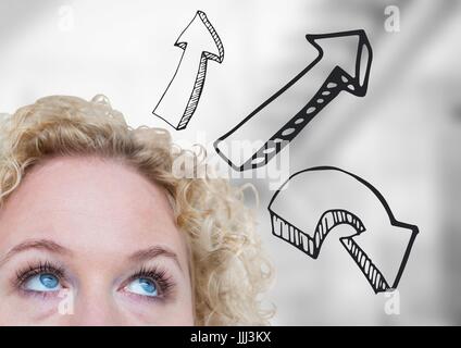 Parte superiore della testa di donna e grigio verso l'alto 3D frecce contro sfocate scale di grigio Foto Stock