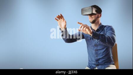 Uomo che indossa una realtà virtuale auricolare Foto Stock