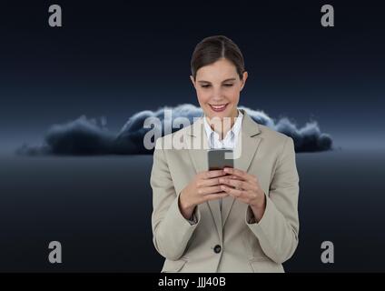Donna sorridente texting davanti a un 3D dark cloud Foto Stock