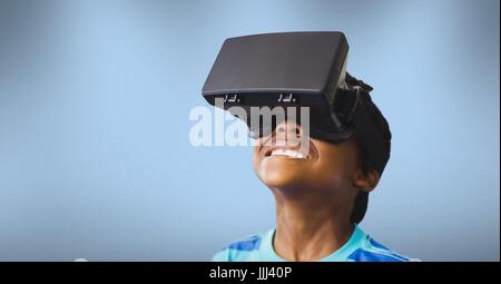 Ragazzo che indossa una realtà virtuale auricolare Foto Stock