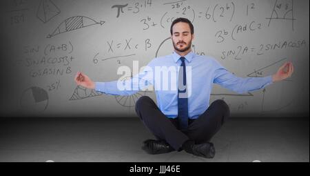 Business man meditando in camera grigia con math scarabocchi Foto Stock
