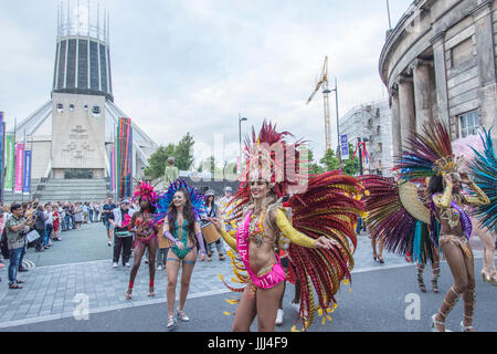 Brazilica, Regno Unito solo festival brasiliano e Samba Carnevale ha avuto luogo in Liverpool sabato 15 luglio 2017. Bande di Samba e ballerini Foto Stock