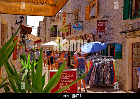 Gli amanti dello shopping nei vicoli di Trogir, Croazia. Foto Stock