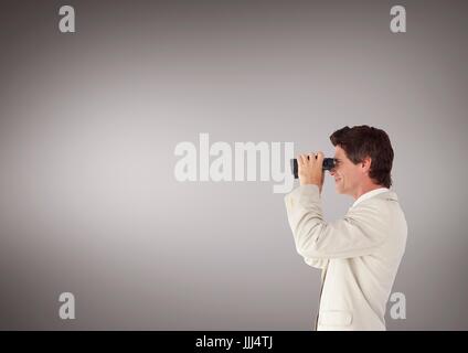 Uomo che guarda attraverso il binocolo contro sfondo marrone e spazio di copia Foto Stock