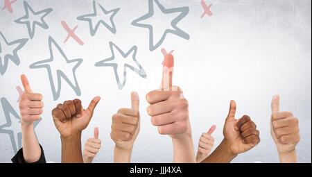 Mani dando pollice in alto contro il muro bianco con il rosso e il blu disegnati a mano modello a stella Foto Stock