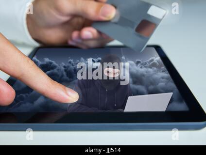 Mani in possesso di una carta di credito e toccando un tablet con hacker n la schermata Foto Stock