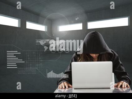 Donna hacker che lavora sul computer portatile in una stanza buia Foto Stock