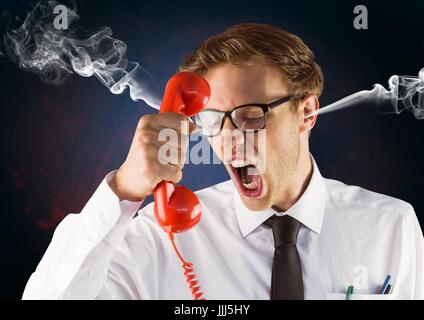 Rabbia giovane con vapore sulle orecchie urlando al telefono. Nero e sfondo blu Foto Stock