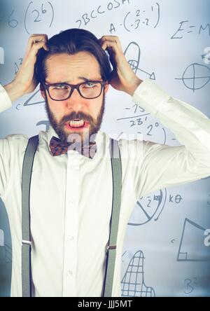 Frustrati da stupidi business man contro sfocata blu del pannello di legno e grafica di matematica Foto Stock