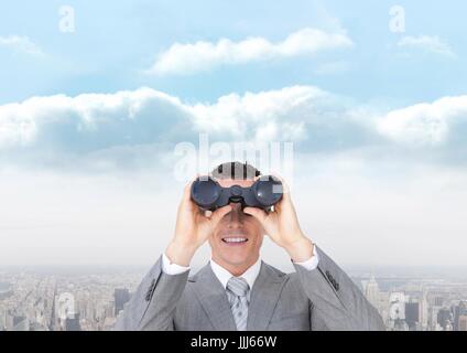 Felice l'uomo cerca attraverso il binocolo contro lo sfondo della città Foto Stock