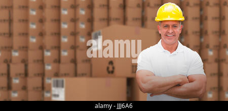 Immagine composita del Lavoratore che indossa elmetto in magazzino Foto Stock