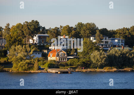 Vista sul cottage di lusso lungo arcipelago di Stoccolma, Svezia. Estate Tempo al tramonto. Foto Stock