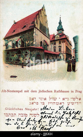 Sinagoga Alt-Neu / Sinagoga Vecchia-Nuova Praga con la comunità ebraica centro. Nel quartiere ebraico di Praga ex ghetto medievale. Anno nuovo scheda con i messaggi di saluto in tedesco 'Gluckliches Neujahr' in tedesco ed ebraico. La didascalia in tedesco 'Alt-Neutempel mit dem judischen Rathhause in Prag' e yiddish. Le coppie a piedi lungo strade acciottolate. Connessione di Kafka. Cartolina oscurata. Foto Stock