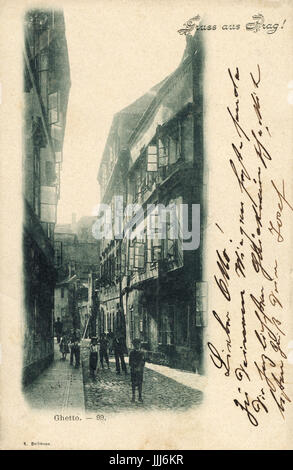 Quartiere ebraico di Praga ex ghetto medievale. Bambini che giocano nelle stradine acciottolate. c. 1890s. Legge 'Gruss aus Prag" / "Saluti da Praga". Connessione di Kafka Foto Stock