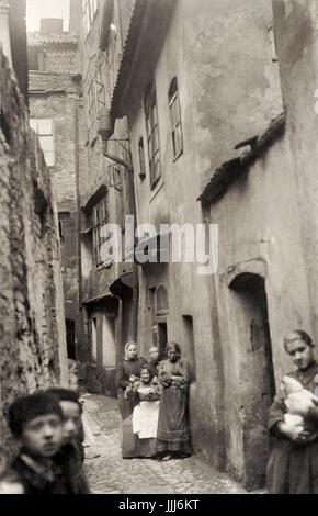 Quartiere ebraico di Praga ex ghetto medievale. Josefstadter Strasse. /Pinkas gasse.I bambini e giovani donne nelle stradine acciottolate. c. 1890s. Cartolina pubblicato da raggiungere, Praga. Connessione di Kafka Foto Stock