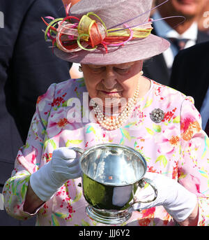 Il Cartier Queens Cup al Guards Polo Club in Windsor Great Park offre: Queen Elizabeth II Dove: Windsor, Regno Unito quando: 18 giu 2017 Credit: John Rainford/WENN.com Foto Stock