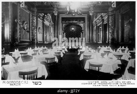 M. Gorodecki's ristorante kosher, Berlino. Indirizzo nella didascalia recita: Unter den Linden 22/23, (ad angolo con la Friedrichstrasse, in arcade. Vicino a thos, cucinare e figlio). Fotografia stampata su una cartolina con interni del ristorante. Data pre-1902. Foto Stock