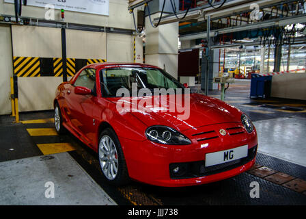 L'ultimo MG TF sportscar sul 2B Rolling Road, completa con la chiave inserita nel commutatore di accensione in abbandonato MG Rover fabbrica di automobili a Longbridge, Birmingham, UK nel 2007. Foto Stock