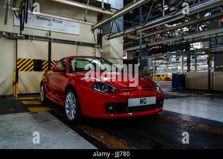 L'ultimo MG TF sportscar sul 2B Rolling Road, completa con la chiave inserita nel commutatore di accensione in abbandonato MG Rover fabbrica di automobili a Longbridge, Birmingham, UK nel 2007. Foto Stock