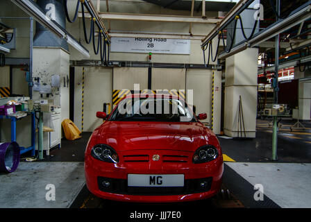 L'ultimo MG TF sportscar sul 2B Rolling Road, completa con la chiave inserita nel commutatore di accensione in abbandonato MG Rover fabbrica di automobili a Longbridge, Birmingham, UK nel 2007. Foto Stock