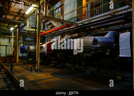 Vecchie MG Rover scocche sulla linea di produzione all'interno dell'abbandonato MG Rover fabbrica di automobili a Longbridge, Birmingham, UK nel 2007. Foto Stock