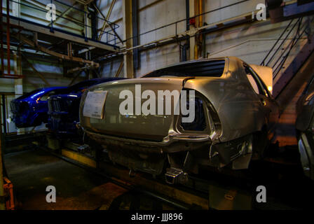 Vecchie MG Rover scocche sulla linea di produzione all'interno dell'abbandonato MG Rover fabbrica di automobili a Longbridge, Birmingham, UK nel 2007. Foto Stock