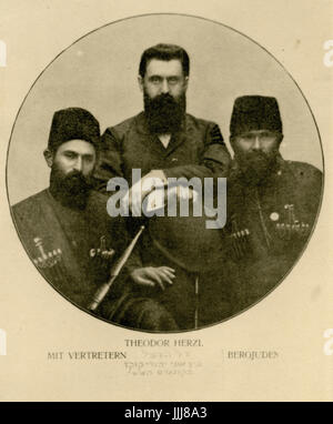 Theodor Herzl (2 maggio 1860 - 3 luglio 1904), nato Benjamin Ze'ev Herzl, fondatore del Mondo Organizzazione sionista, con due Causcasian Ebrei, sesto congresso sionista di Basilea, 1903 Foto Stock