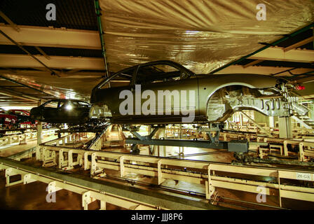 Vecchie MG Rover scocche sulla linea di produzione all'interno dell'abbandonato MG Rover fabbrica di automobili a Longbridge, Birmingham, UK nel 2007. Foto Stock