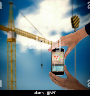 Composite immagine 3d di mani tagliate di imprenditrice tenendo il telefono cellulare Foto Stock