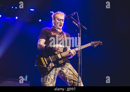 Londra, Regno Unito. Luglio 19, 2017 - Matt Skiba americano di punk-rock band, Blink 182, esegue all'O2 Arena di Londra, 2017 Credit: Myles Wright/ZUMA filo/Alamy Live News Foto Stock