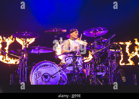 Londra, Regno Unito. Luglio 19, 2017 - Travis Barker della American punk-rock band, Blink 182, esegue all'O2 Arena di Londra, 2017 Credit: Myles Wright/ZUMA filo/Alamy Live News Foto Stock