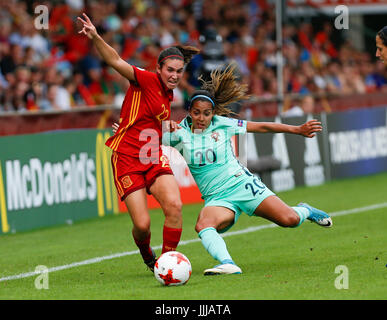 Doetinchem, Paesi Bassi. 19 Luglio, 2017. Mariona Caldentey (L) della Spagna il sistema VIES con il Portogallo Suzane Pires durante un gruppo D corrisponde al femminile UEFA EURO 2017 torneo di calcio in Doetinchem, Paesi Bassi, 19 luglio 2017. La Spagna ha vinto la partita 2-0. Credito: Voi Pingfan/Xinhua/Alamy Live News Foto Stock