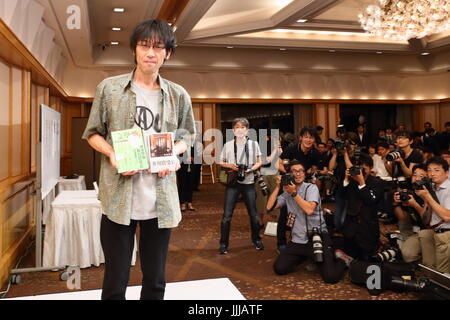 Shinsuke Numata, vincitore del 157premio Akutagawa assiste ad una conferenza stampa a Tokyo in Giappone il 19 luglio 2017. Numata ha vinto il prestigioso premio letterario giapponese riconoscimenti per il suo lavoro "Eiri' (retro dell'ombra). Credito: Naoki Nishimura/AFLO/Alamy Live News Foto Stock