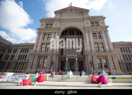 Le ragazze adolescenti che indossa in stile messicano abiti quinceanera al Texas Capitol protesta SB4, passata dal legislatore e firmata dal governatore nella primavera del 2017, un'Scome me i tuoi documenti' bill che autorizza la polizia per chiedere alla gente di provare il loro status di immigrazione in qualsiasi momento. Foto Stock