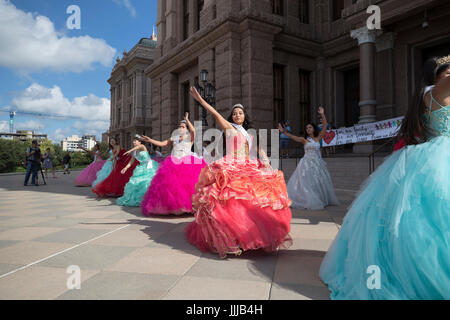 Le ragazze adolescenti che indossa in stile messicano abiti quinceanera al Texas Capitol protesta SB4, passata dal legislatore e firmata dal governatore nella primavera del 2017, un'Scome me i tuoi documenti' bill che autorizza la polizia per chiedere alla gente di provare il loro status di immigrazione in qualsiasi momento. Foto Stock