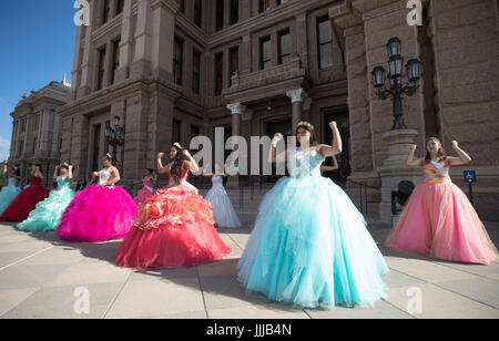 Le ragazze adolescenti che indossa in stile messicano abiti quinceanera al Texas Capitol protesta SB4, passata dal legislatore e firmata dal governatore nella primavera del 2017, un'Scome me i tuoi documenti' bill che autorizza la polizia per chiedere alla gente di provare il loro status di immigrazione in qualsiasi momento. Foto Stock